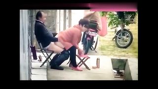 大白天老夫妻在园子干起了房事，嘿嘿嘿提起鸡巴就往老婆子逼里插去，摄像头的另一边看乐啦 老了也寂寞啊！