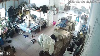 黑客破解网络摄像头监控偷拍午休老板和年轻漂亮女秘书在仓库兼宿舍的双层床上激情做爱婉美动作片